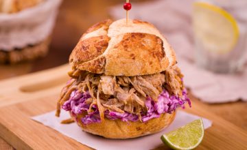 Sanduíche pulled pork e coleslaw