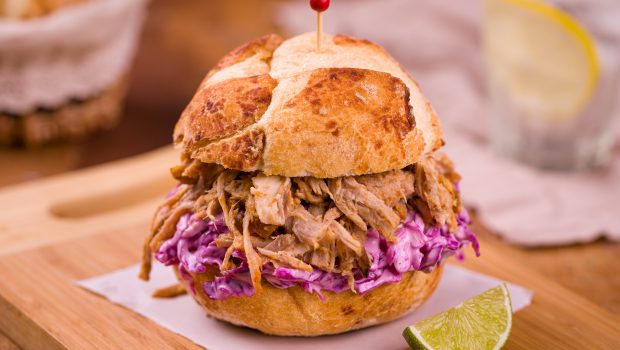 Sanduíche pulled pork e coleslaw